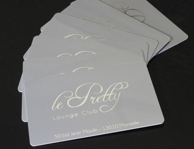 LE PRETTY, Club privé (Marseille) a choisi une carte PVC pantône métalisé, avec Dorure à chaud et autres prestation